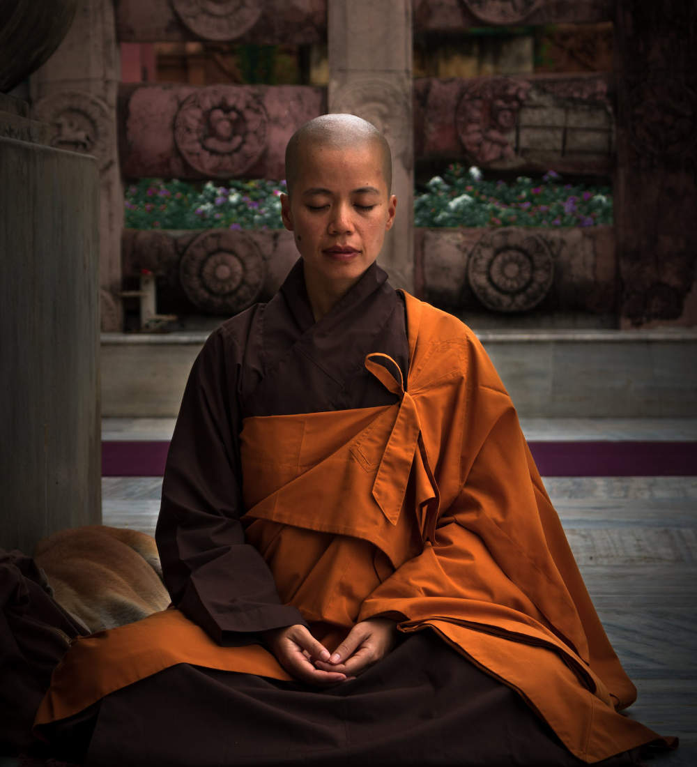 Buddhistische Nonne bei der Meditation